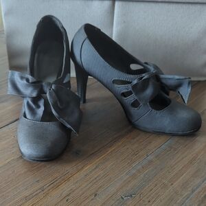 Ann Marino Gray Heels with Elegant Bow